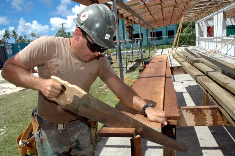 charpentier-LE THORONET-min_worker_construction_building_carpenter_male_job_build_helmet-893290